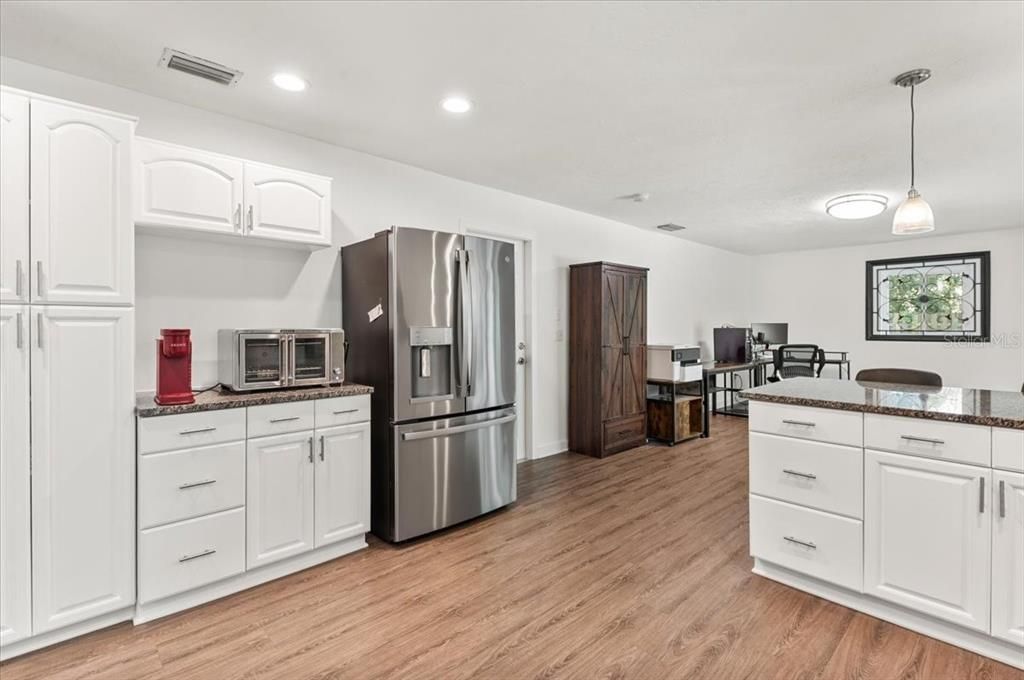 En Venta: $599,900 (3 camas, 2 baños, 2085 Pies cuadrados)