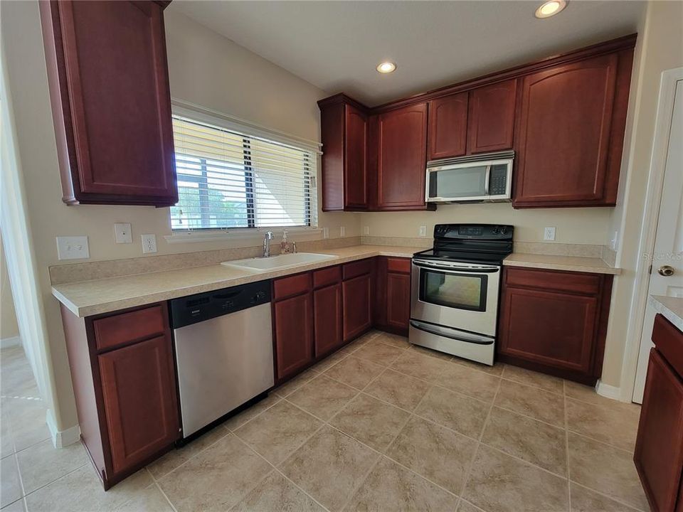 For Rent: $1,950 (3 beds, 2 baths, 1764 Square Feet)