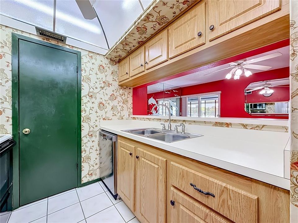 For Sale: $299,000 (1 beds, 1 baths, 600 Square Feet)