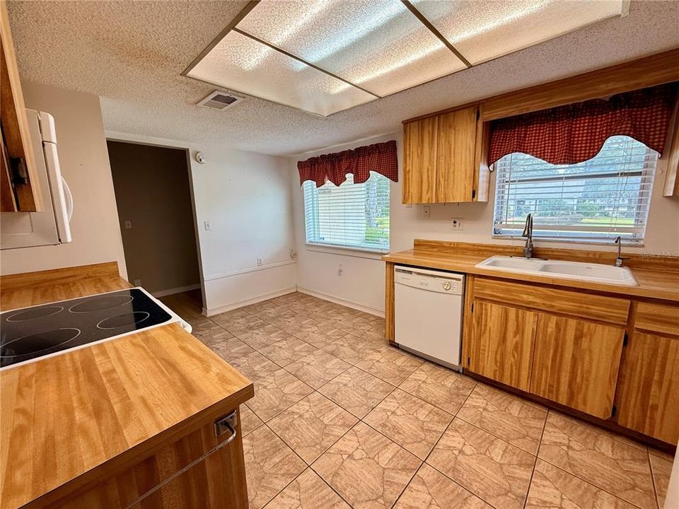 For Sale: $215,000 (2 beds, 2 baths, 1112 Square Feet)