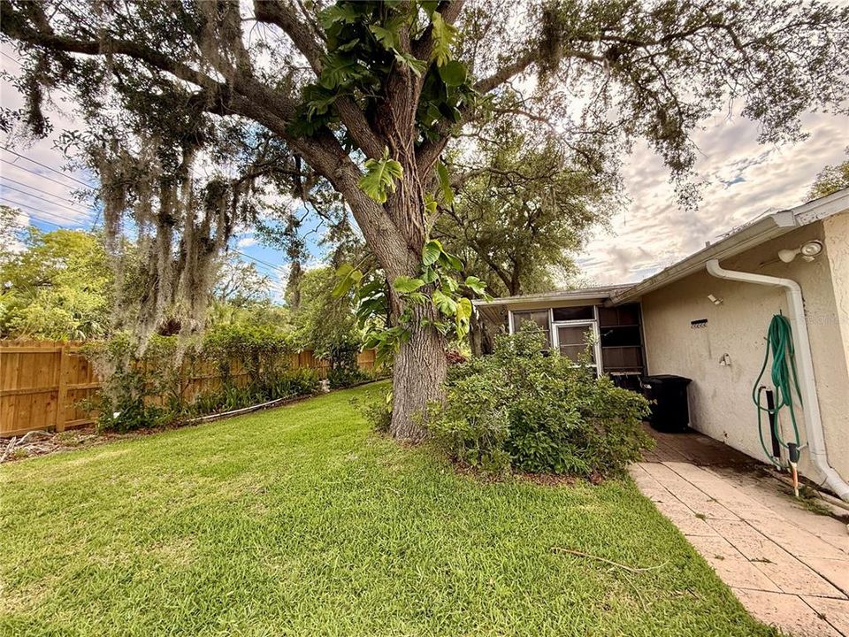 For Sale: $215,000 (2 beds, 2 baths, 1112 Square Feet)