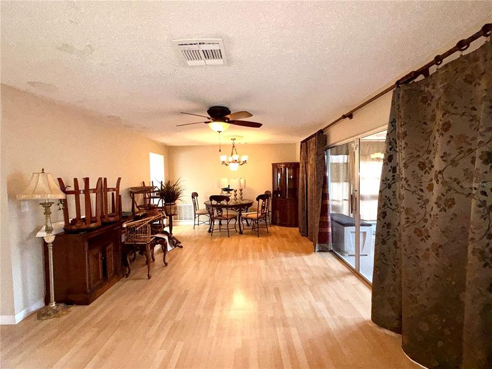For Sale: $215,000 (2 beds, 2 baths, 1112 Square Feet)