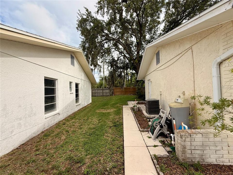 For Sale: $215,000 (2 beds, 2 baths, 1112 Square Feet)