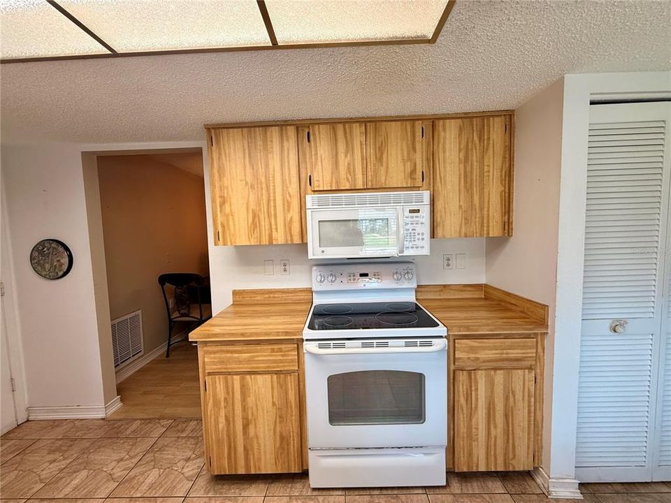 For Sale: $215,000 (2 beds, 2 baths, 1112 Square Feet)