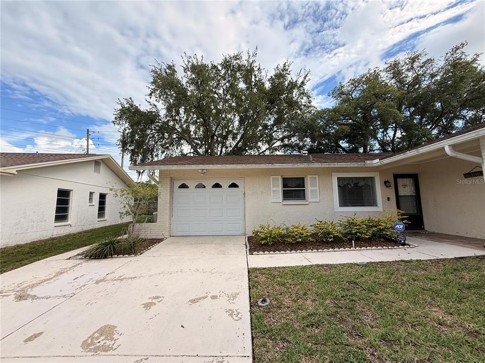 For Sale: $215,000 (2 beds, 2 baths, 1112 Square Feet)