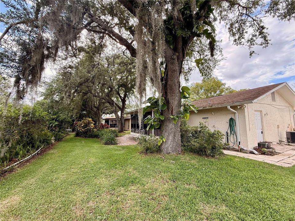 For Sale: $215,000 (2 beds, 2 baths, 1112 Square Feet)