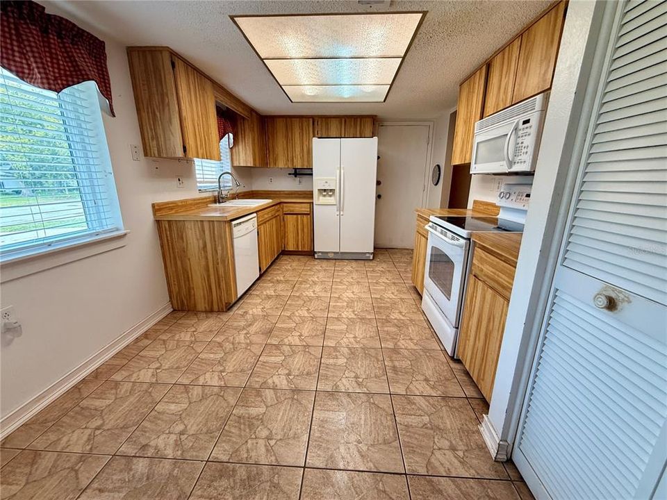 For Sale: $215,000 (2 beds, 2 baths, 1112 Square Feet)