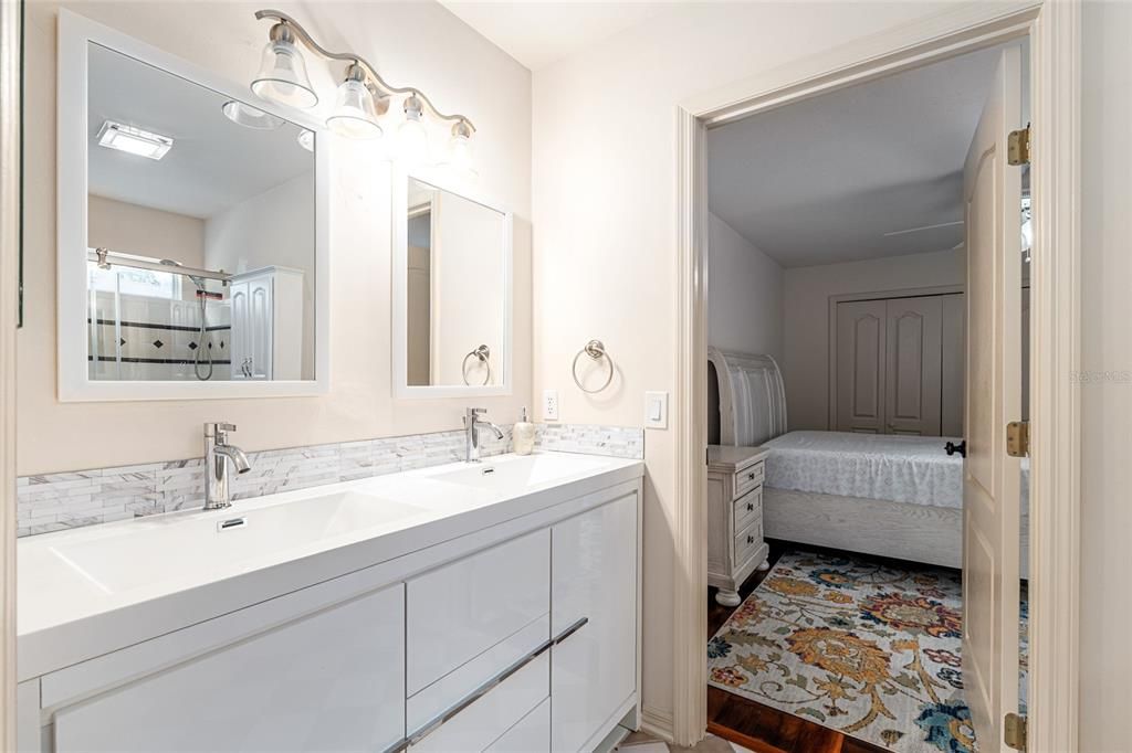 En Venta: $635,000 (5 camas, 2 baños, 2700 Pies cuadrados)