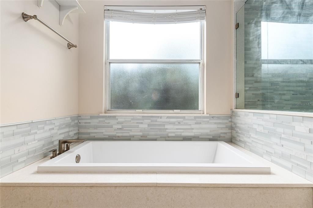 En Venta: $635,000 (5 camas, 2 baños, 2700 Pies cuadrados)