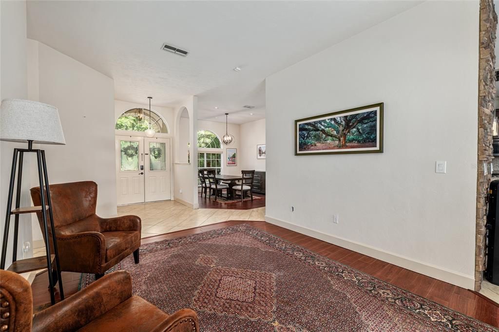 En Venta: $635,000 (5 camas, 2 baños, 2700 Pies cuadrados)