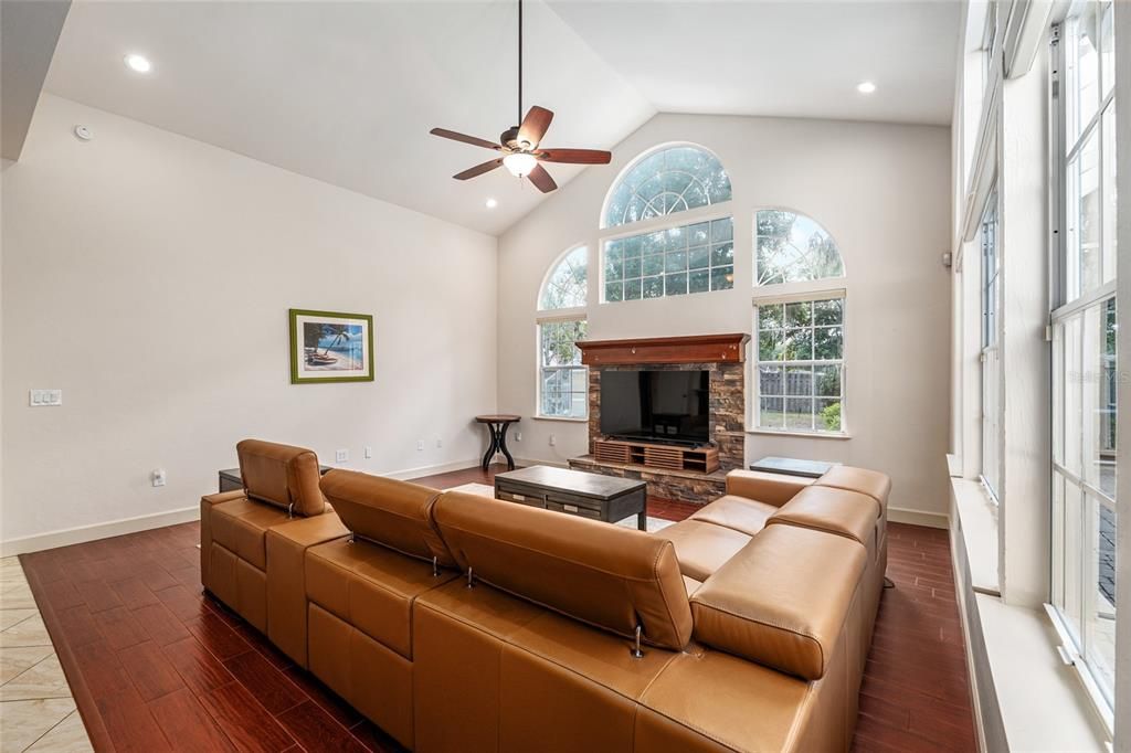En Venta: $635,000 (5 camas, 2 baños, 2700 Pies cuadrados)