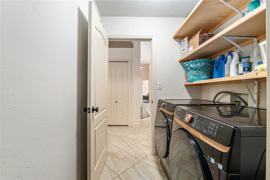 En Venta: $635,000 (5 camas, 2 baños, 2700 Pies cuadrados)