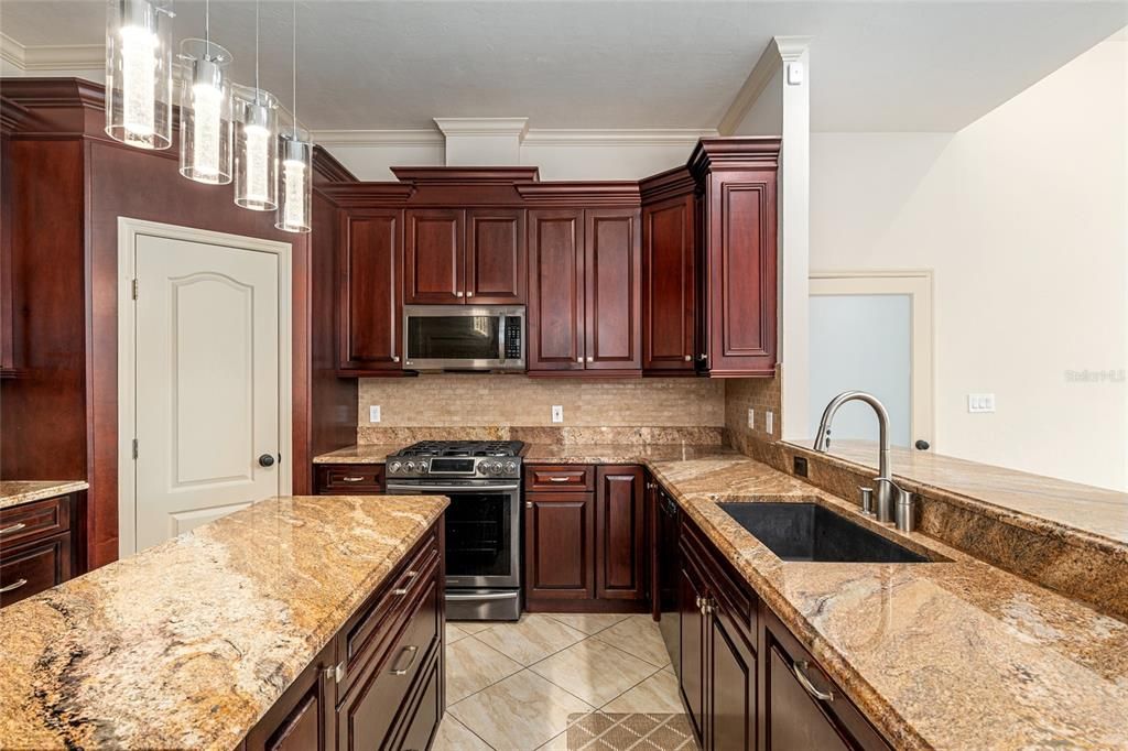 En Venta: $635,000 (5 camas, 2 baños, 2700 Pies cuadrados)