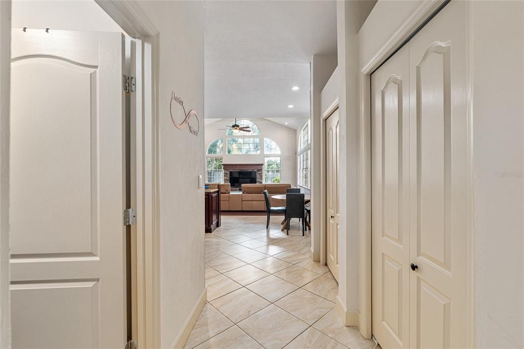 En Venta: $635,000 (5 camas, 2 baños, 2700 Pies cuadrados)