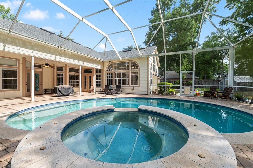 En Venta: $635,000 (5 camas, 2 baños, 2700 Pies cuadrados)