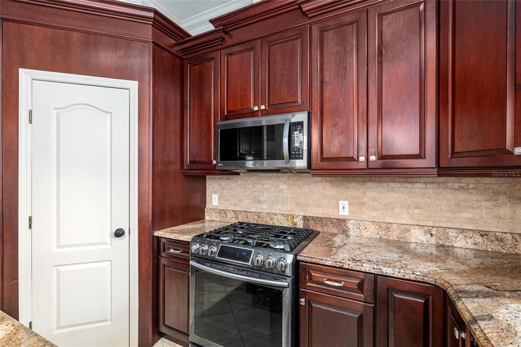 En Venta: $635,000 (5 camas, 2 baños, 2700 Pies cuadrados)