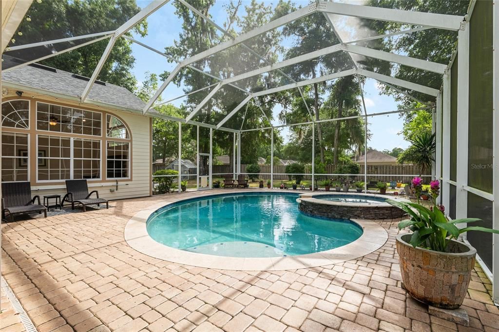 En Venta: $635,000 (5 camas, 2 baños, 2700 Pies cuadrados)