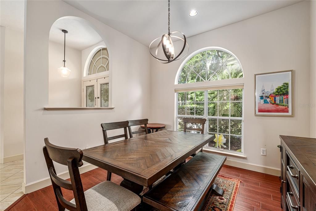 En Venta: $635,000 (5 camas, 2 baños, 2700 Pies cuadrados)