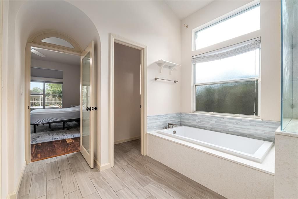 En Venta: $635,000 (5 camas, 2 baños, 2700 Pies cuadrados)