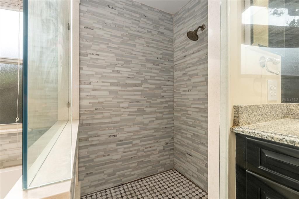 En Venta: $635,000 (5 camas, 2 baños, 2700 Pies cuadrados)