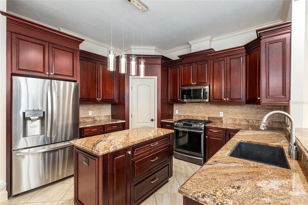 En Venta: $635,000 (5 camas, 2 baños, 2700 Pies cuadrados)