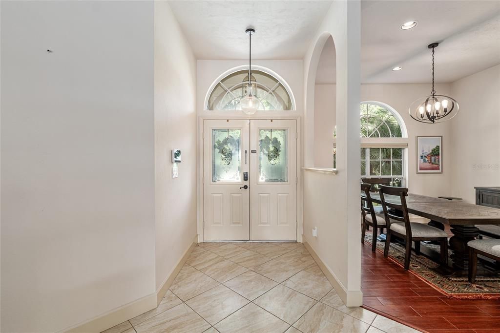 En Venta: $635,000 (5 camas, 2 baños, 2700 Pies cuadrados)