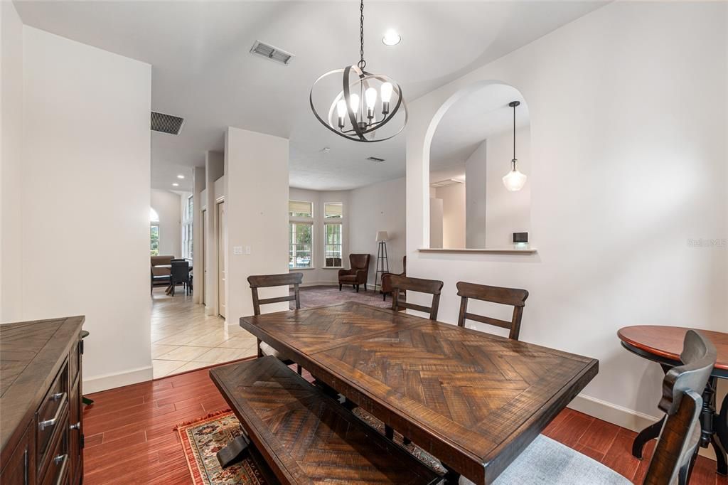 En Venta: $635,000 (5 camas, 2 baños, 2700 Pies cuadrados)