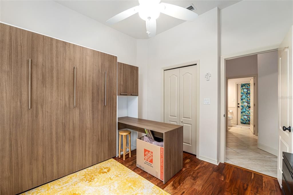 En Venta: $635,000 (5 camas, 2 baños, 2700 Pies cuadrados)