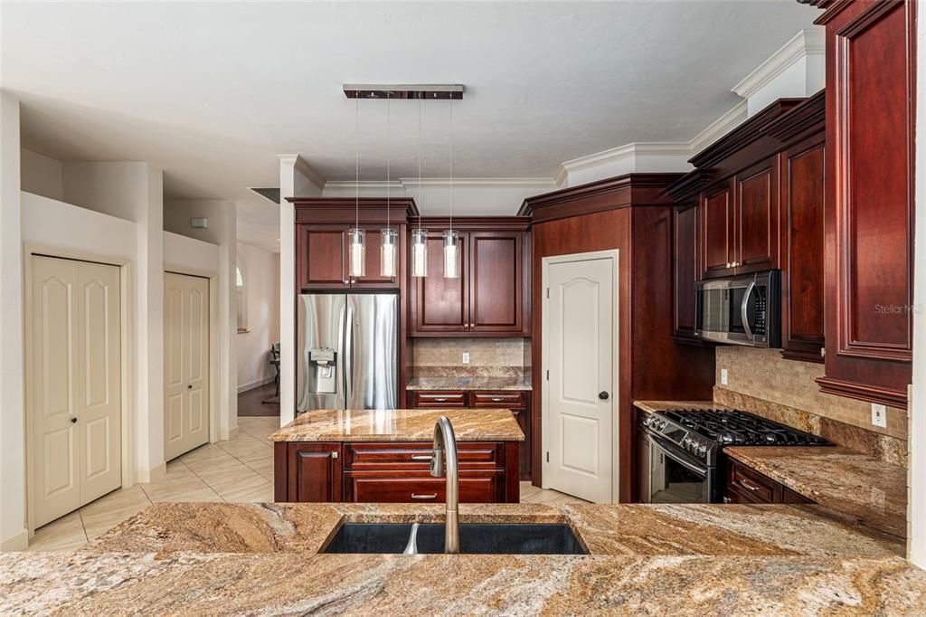 En Venta: $635,000 (5 camas, 2 baños, 2700 Pies cuadrados)
