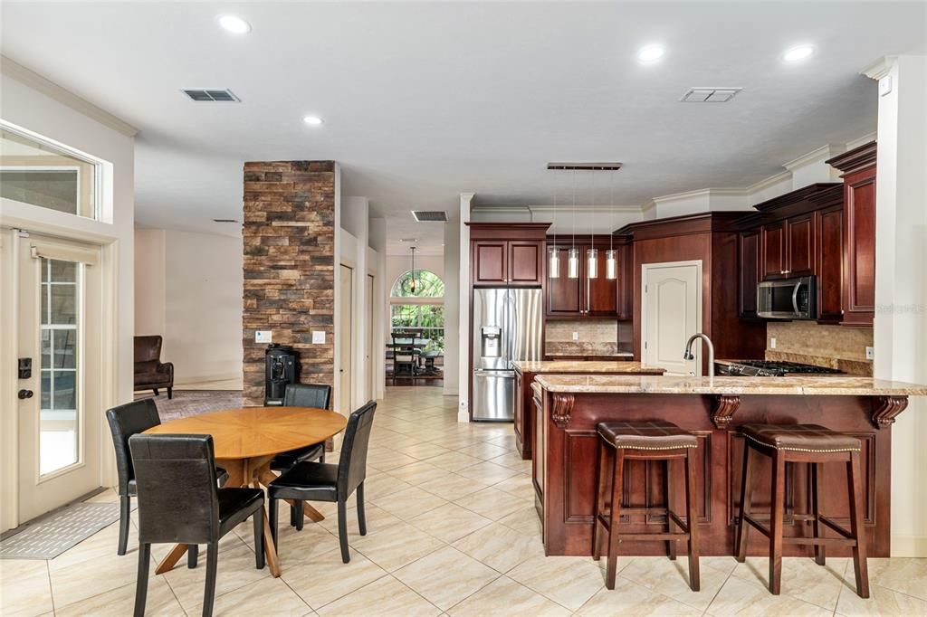 En Venta: $635,000 (5 camas, 2 baños, 2700 Pies cuadrados)