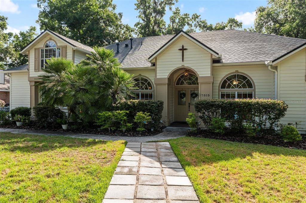 En Venta: $635,000 (5 camas, 2 baños, 2700 Pies cuadrados)