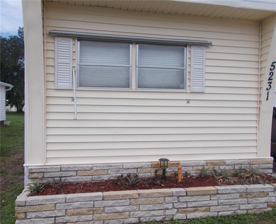 For Sale: $63,900 (2 beds, 2 baths, 731 Square Feet)
