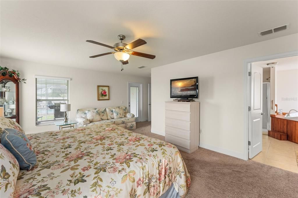 Activo con contrato: $399,900 (3 camas, 2 baños, 1998 Pies cuadrados)