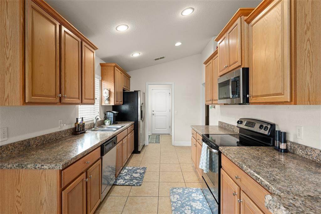 Activo con contrato: $399,900 (3 camas, 2 baños, 1998 Pies cuadrados)