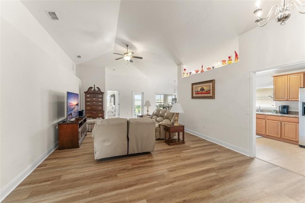 Activo con contrato: $399,900 (3 camas, 2 baños, 1998 Pies cuadrados)