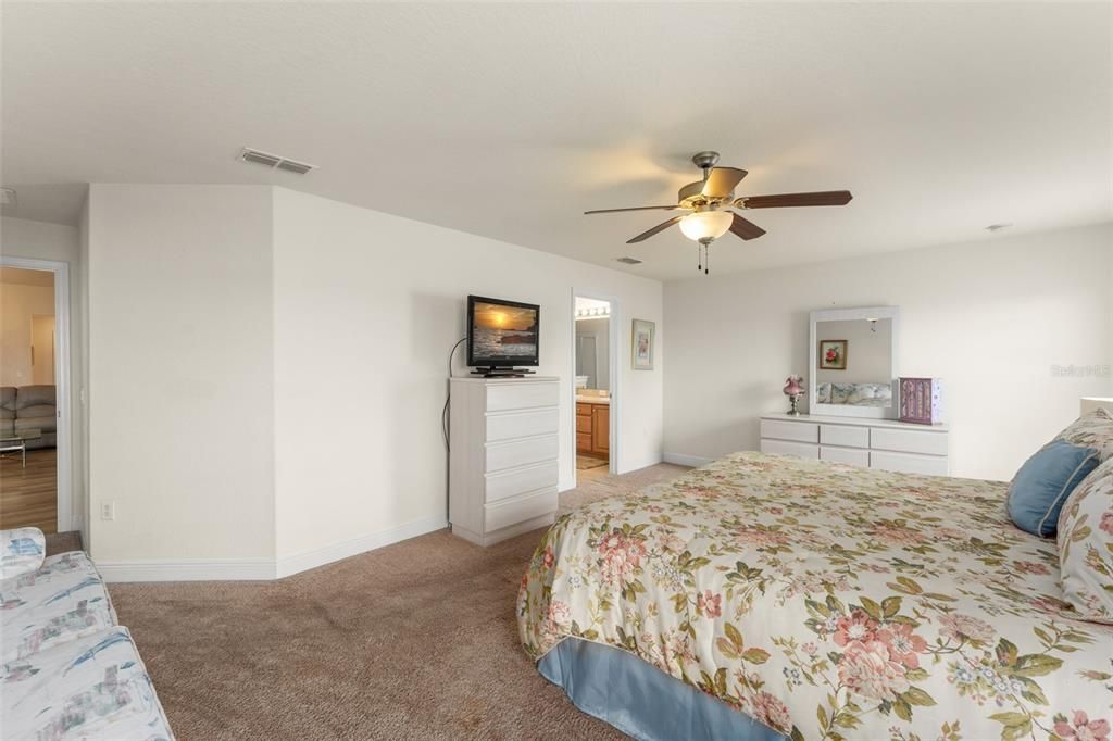 Activo con contrato: $399,900 (3 camas, 2 baños, 1998 Pies cuadrados)
