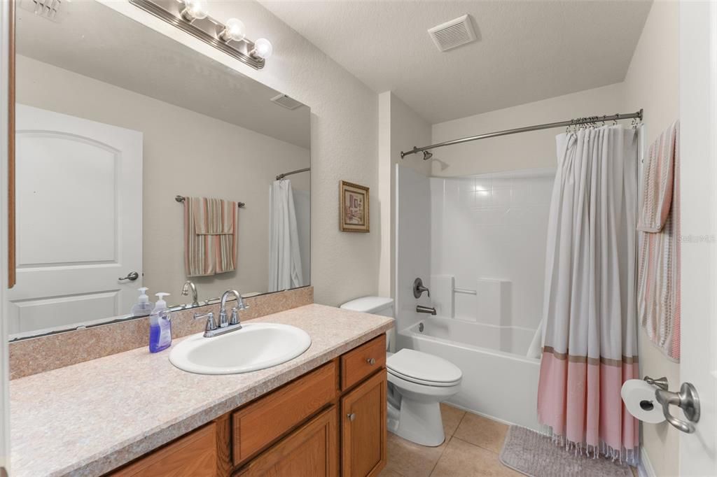 Activo con contrato: $399,900 (3 camas, 2 baños, 1998 Pies cuadrados)