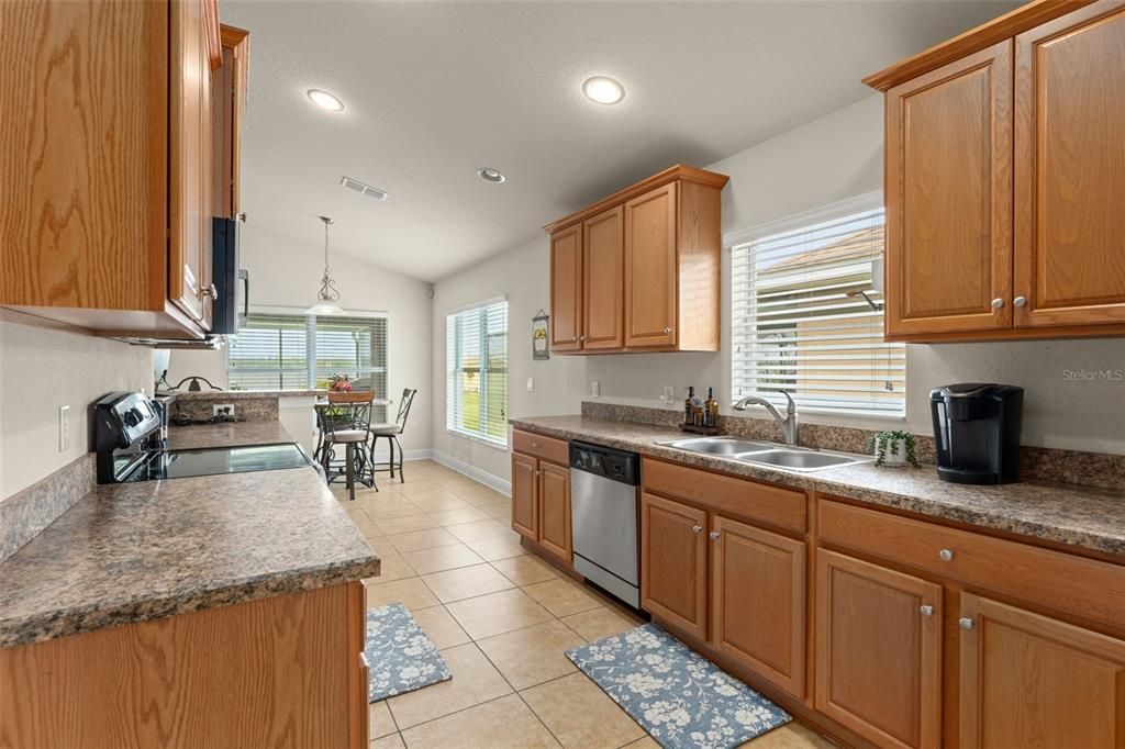 Activo con contrato: $399,900 (3 camas, 2 baños, 1998 Pies cuadrados)