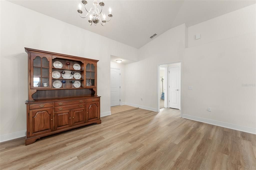 Activo con contrato: $399,900 (3 camas, 2 baños, 1998 Pies cuadrados)
