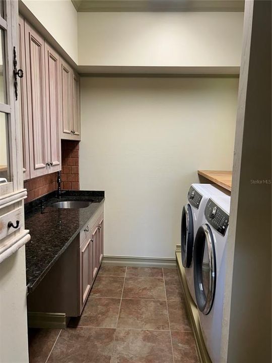 : $799,000 (3 спален, 2 ванн, 3031 Квадратных фут)