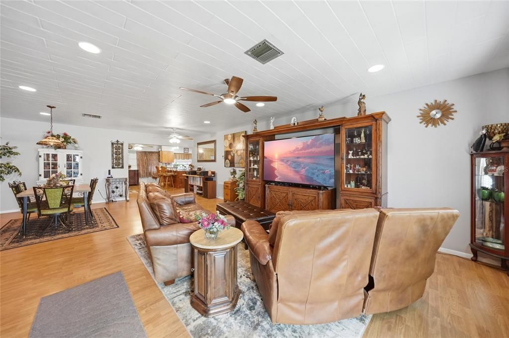 For Sale: $370,000 (4 beds, 3 baths, 2206 Square Feet)