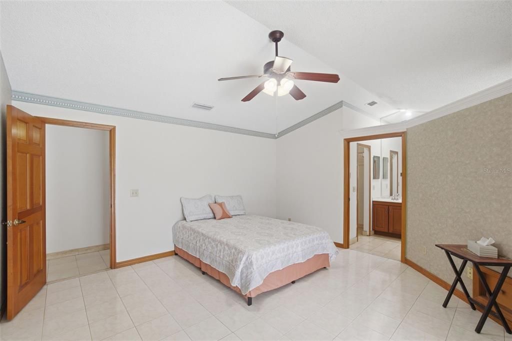 En Venta: $436,000 (4 camas, 3 baños, 2479 Pies cuadrados)