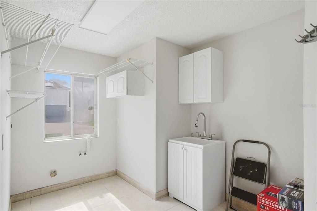 En Venta: $436,000 (4 camas, 3 baños, 2479 Pies cuadrados)