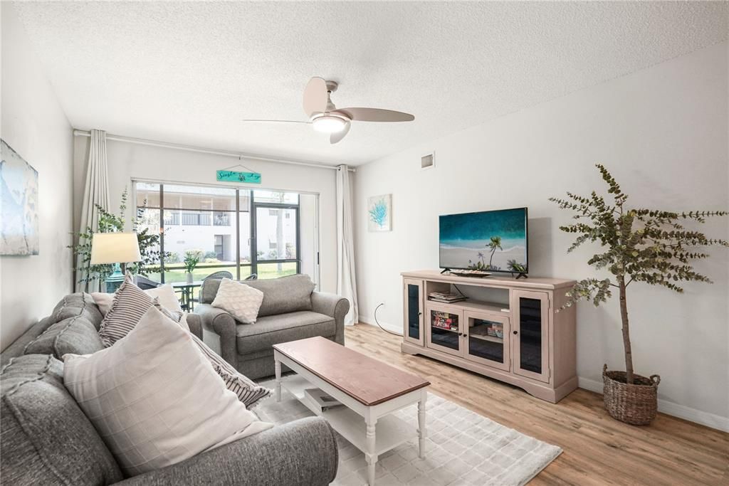 For Sale: $465,000 (2 beds, 2 baths, 1012 Square Feet)