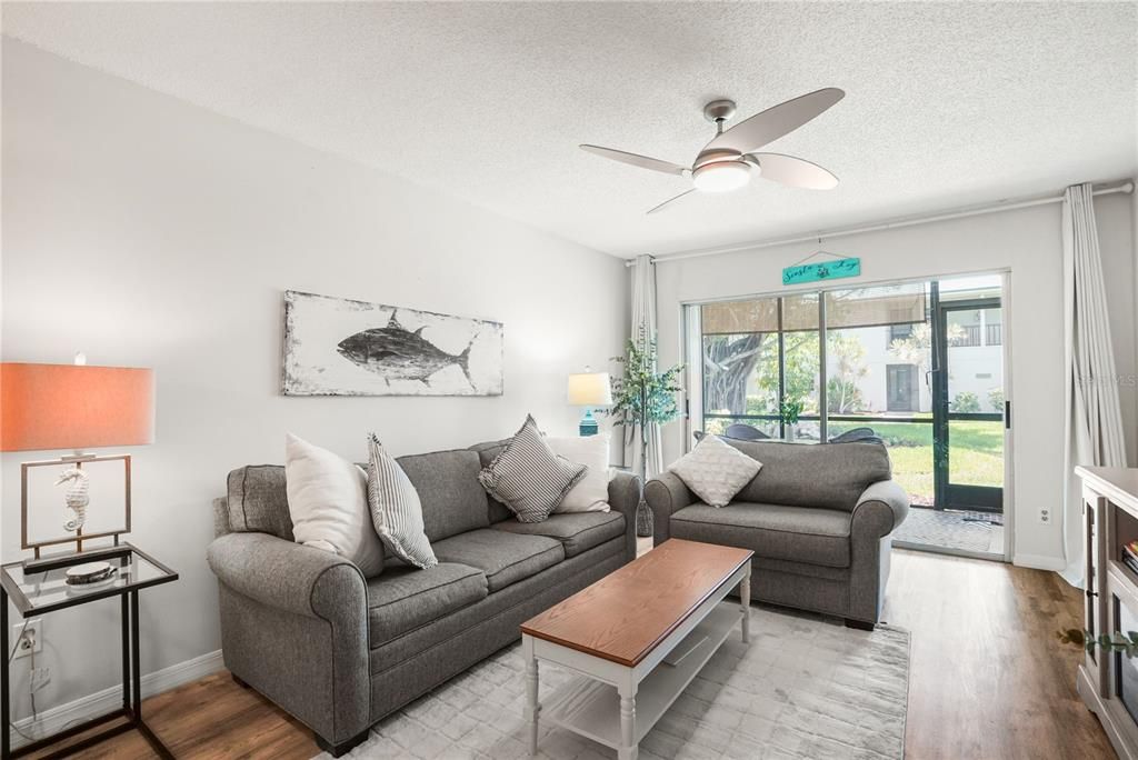 For Sale: $465,000 (2 beds, 2 baths, 1012 Square Feet)