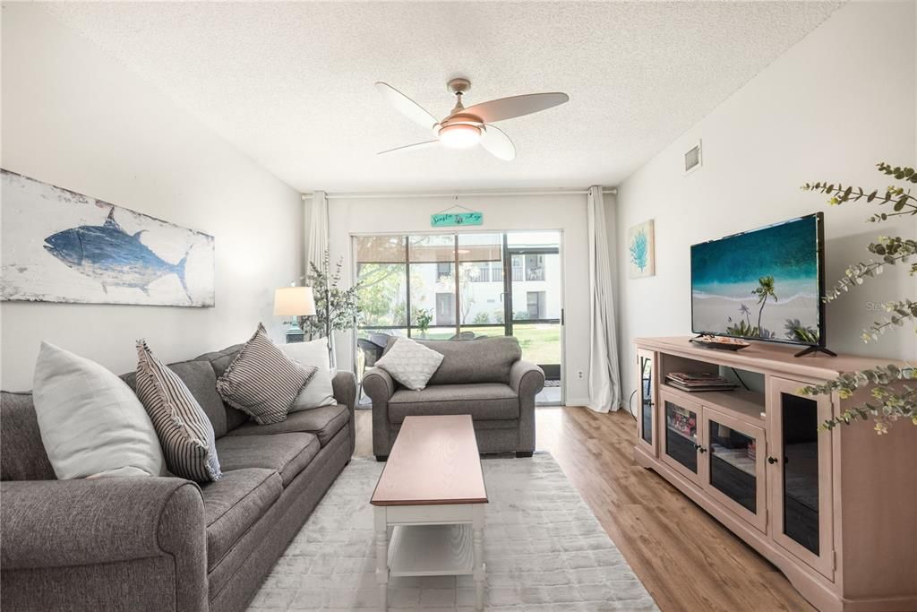 For Sale: $465,000 (2 beds, 2 baths, 1012 Square Feet)