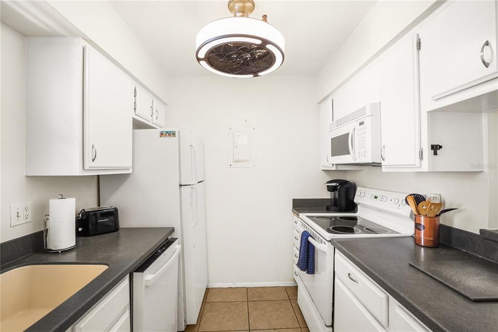 For Sale: $465,000 (2 beds, 2 baths, 1012 Square Feet)