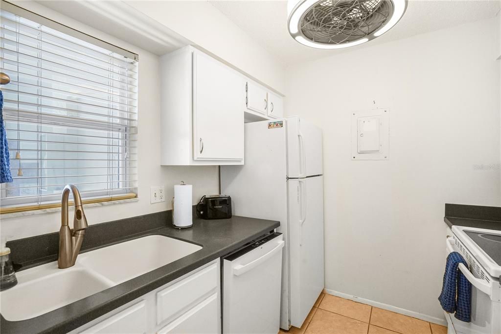For Sale: $465,000 (2 beds, 2 baths, 1012 Square Feet)