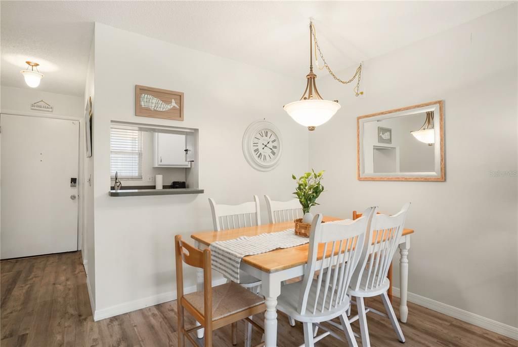 For Sale: $465,000 (2 beds, 2 baths, 1012 Square Feet)