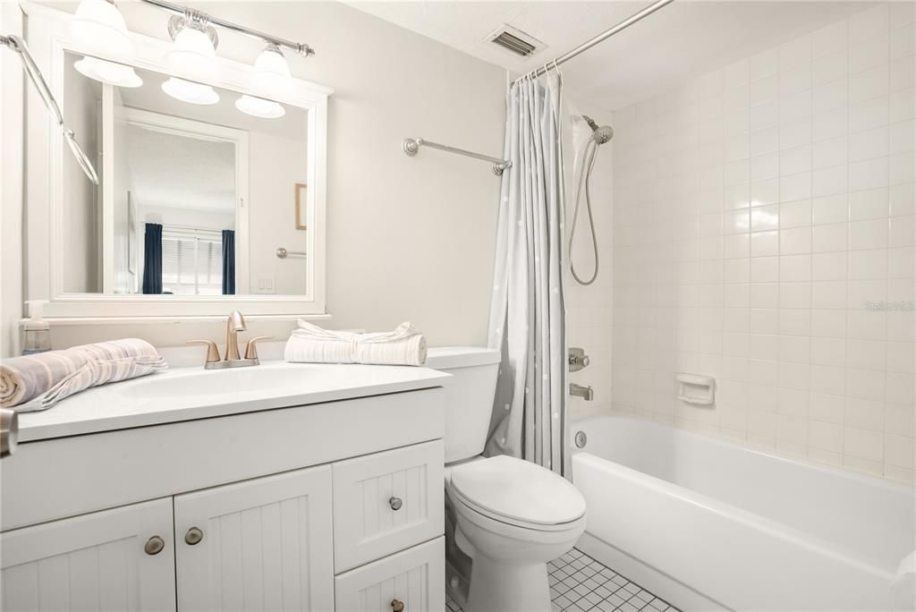 For Sale: $465,000 (2 beds, 2 baths, 1012 Square Feet)